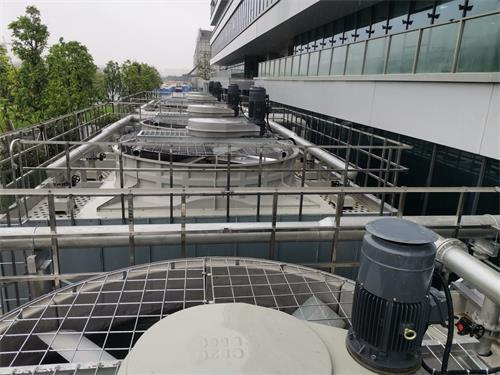 深圳冷卻塔廠家教你如何解決冷卻塔漂水現(xiàn)象？(冷卻塔飄水如何解決)